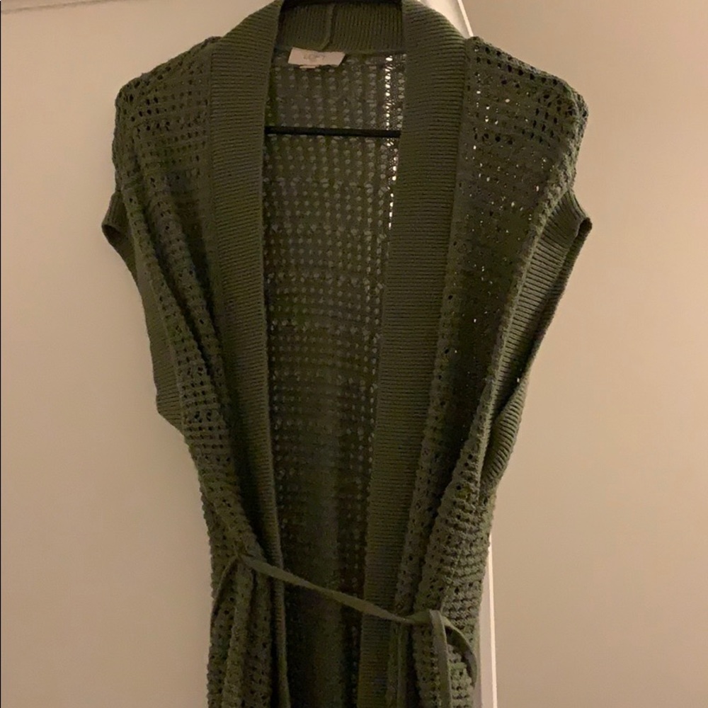 Green tie cardigan. Size small. Good condition.